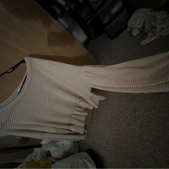 Pink Lily Rattan sweater with comfy balloonish sleeves - Picture 2 of 3